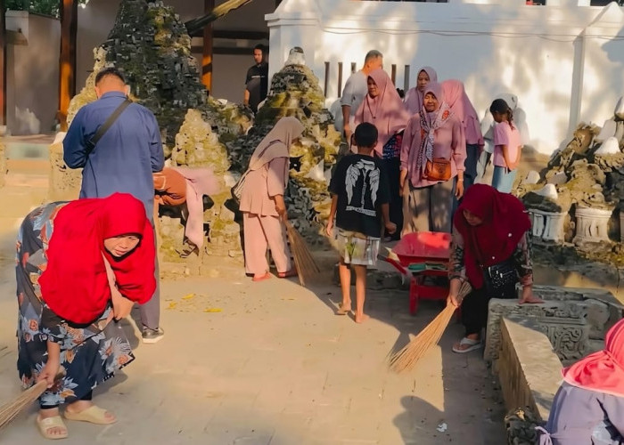Gotong Royong Abdi Dalem dan Warga di Kompleks Kanoman: Menjaga Ketaatan, Merawat Warisan Leluhur