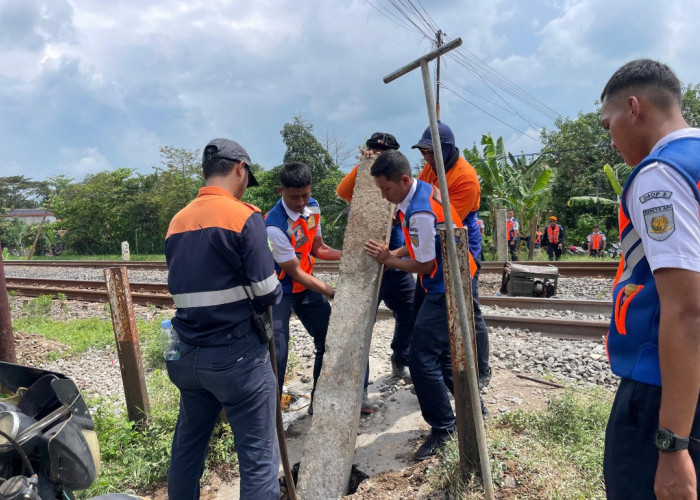 Cegah Kecelakaan, 16 Perlintasan Kereta Api Ilegal di Cirebon Resmi Ditutup KAI