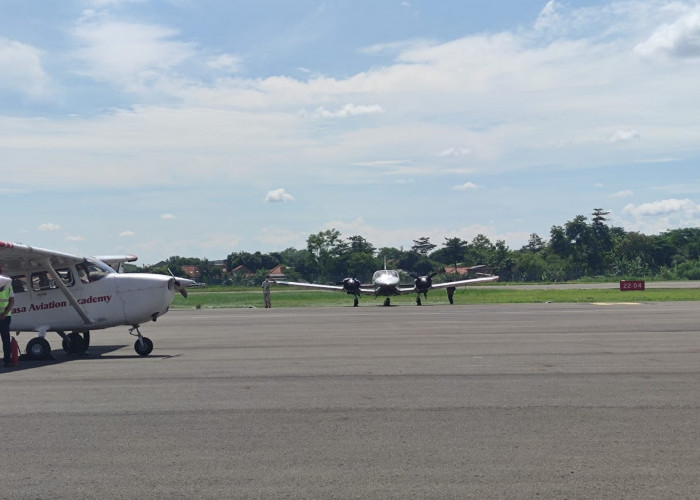 Kesibukan di area Bandara Cakrabhuwana Kota Cirebon yang kini dipakai sekolah penerbangan. 