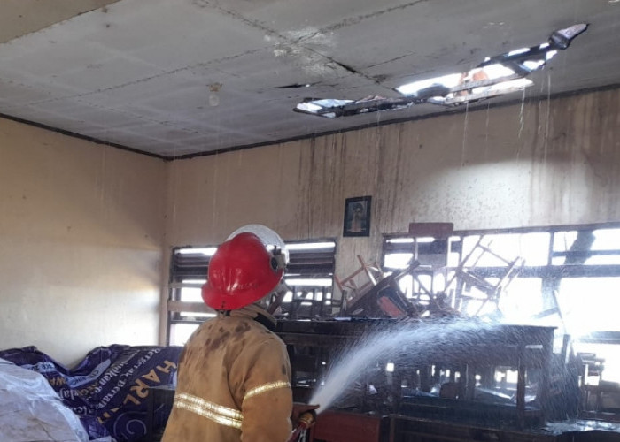 Ruang Kelas SMAN 1 Ciwaringin Terbakar, Damkar Ungkap Dugaan Penyebabnya