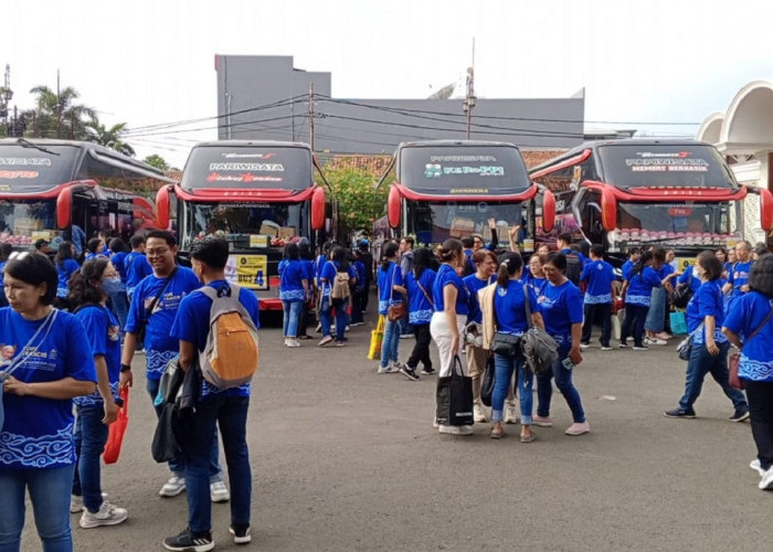 Sambut Misa Bersama Paus Fransiskus, Ratusan Jemaat Gereja Santo Yusuf Cirebon Berangkat ke GBK