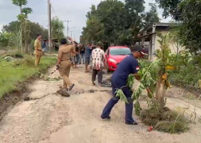 Setelah Viral Jalan Rusak Desa Gadingan Indramayu Diperbaiki, Rp3,4 Miliar Disiapkan