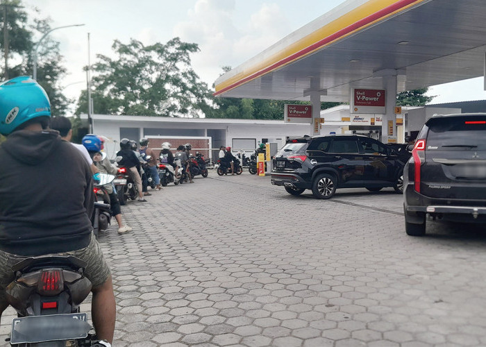 Warga Cirebon Rela Antre Beli Shell Padahal Harga Naik, Sudah Gak Percaya Pertamina?