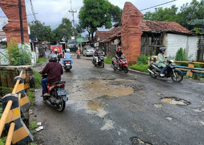 Kondisi Di Jalur Utama Kampung Pengampaan Rusak Ganggu Silaturahmi Lebaran