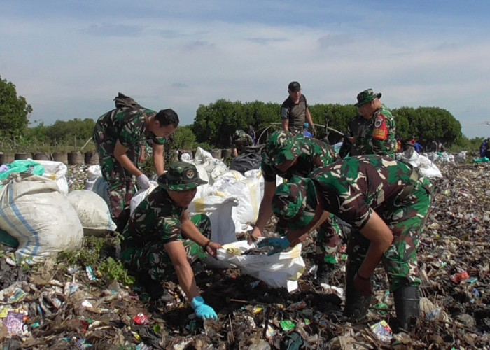 TNI dan BBWS Bersihkan Pantai Kesenden Cirebon, Warga Dukung Indonesia Bebas Sampah