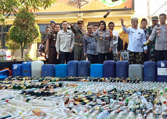 Polresta Cirebon Musnahkan Ribuan Botol Miras Hasil Razia