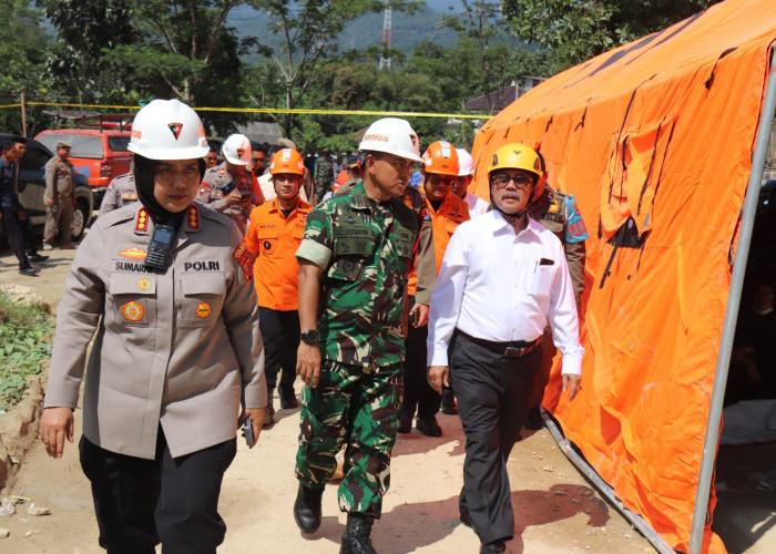 Peduli Korban Longsor, Bupati Cirebon Tinjau Langsung Lokasi Bencana di Gunung Kuda