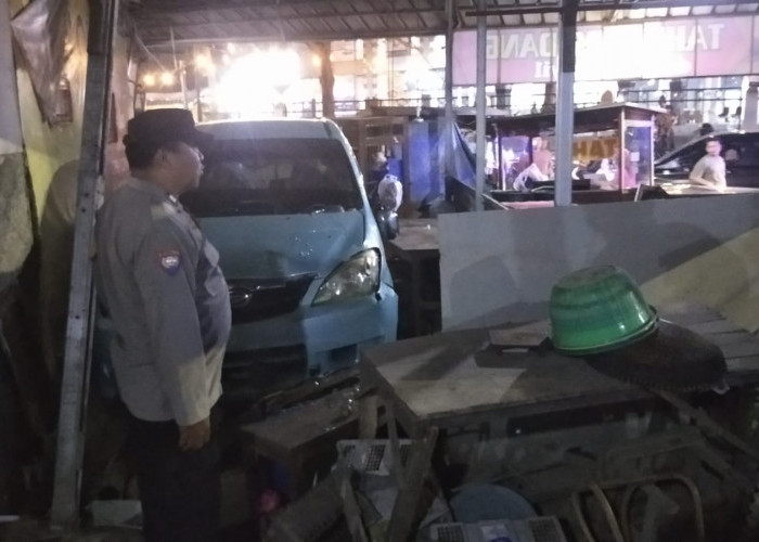 Avanza Lepas Kendali, Hantam Empat Gerobak Pedagang di Kebon Pelok Cirebon