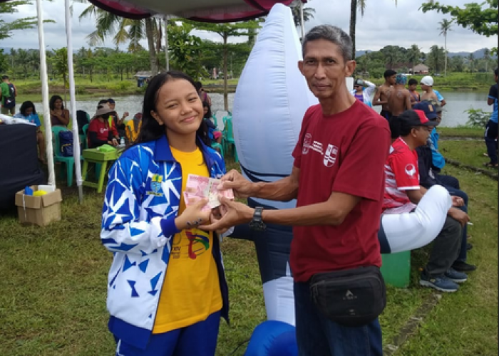 Porprov Jabar 2022, Medali Pertama Kota Cirebon Diraih dari Renang, Keisya Langsung ‘Dikepret’ 