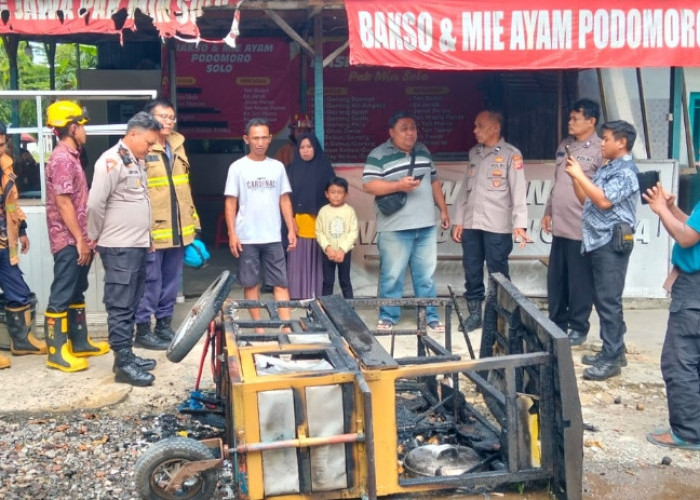Heboh! Gerobak Bakso Terbakar Saat Ramai Pembeli di Kota Cirebon