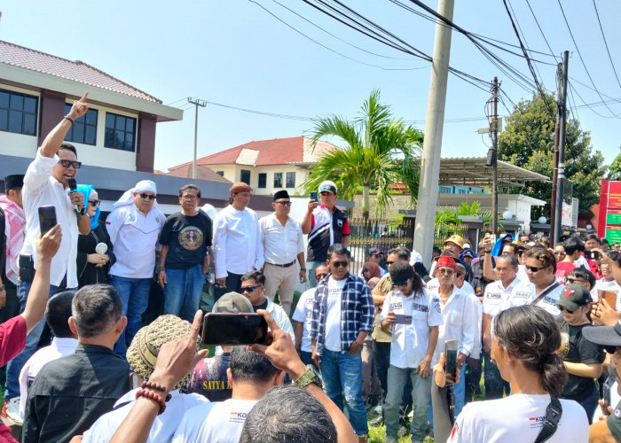 Ratusan Warga Geruduk PN Sumber, Desak Eksekusi Lahan Sutawinagun Dibatalkan