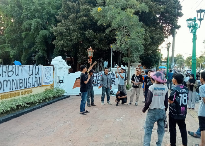 Hari Buruh, Mahasiswa IKMI Cirebon Gelar Unjuk Rasa Tuntut UU Onimbuslaw Dicabut