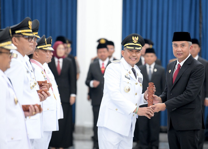  Bey Machmudin Melantik Enam Penjabat Bupati dan Wali Kota  di Aula Barat Gedung Sate Bandung