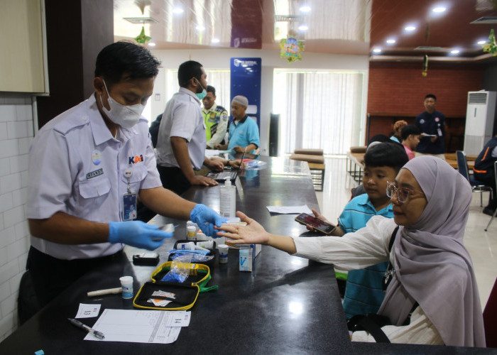 Beri Layanan ke Penumpang, di Stasiun Cirebon PT KAI Buka Gerai Pengobatan Gratis