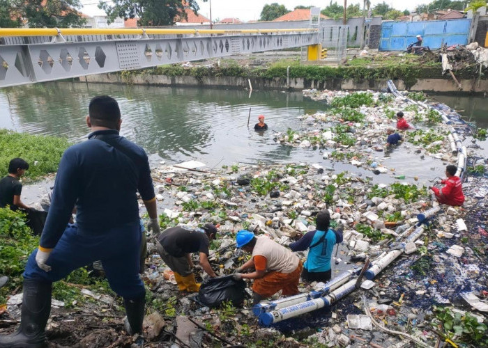 Warga Panjunan Gotong Royong Bersihkan Sampah Disepanjang Sungai Sukalila 