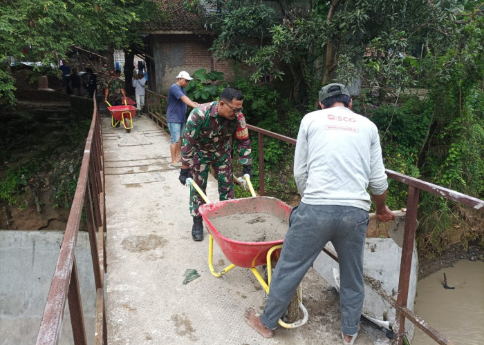 Peduli Pembangunan Infrastruktur, Babinsa Argasunya Pantau Progres Percepatan Pembangunan Jembatan