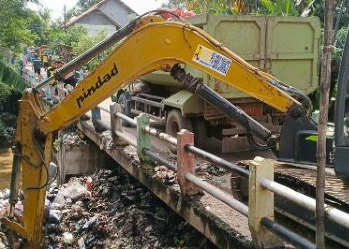 Ratusan Kwintal Sampah di Sungai Kanci Dibersihkan, Plt Camat Astanajapura: Tegakkan Perdes Sampah