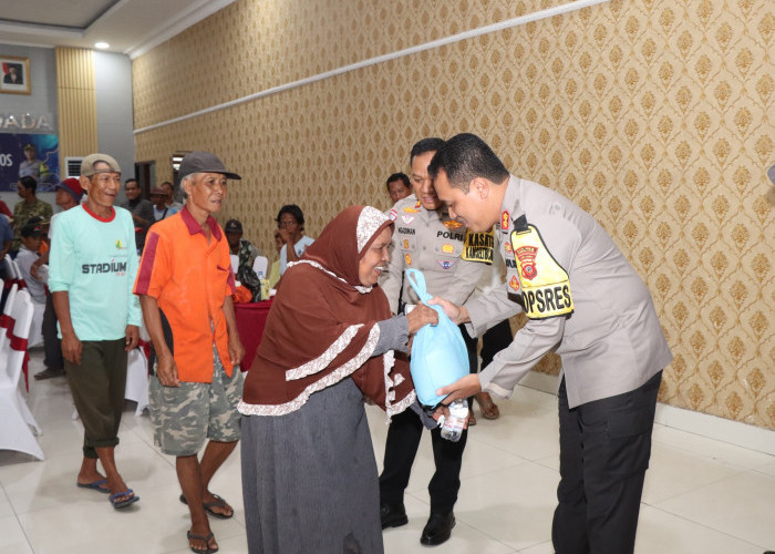 Jumat Curhat dan Baksos, Kapolres Cirebon Kota: Polri Hadir untuk Masyarakat