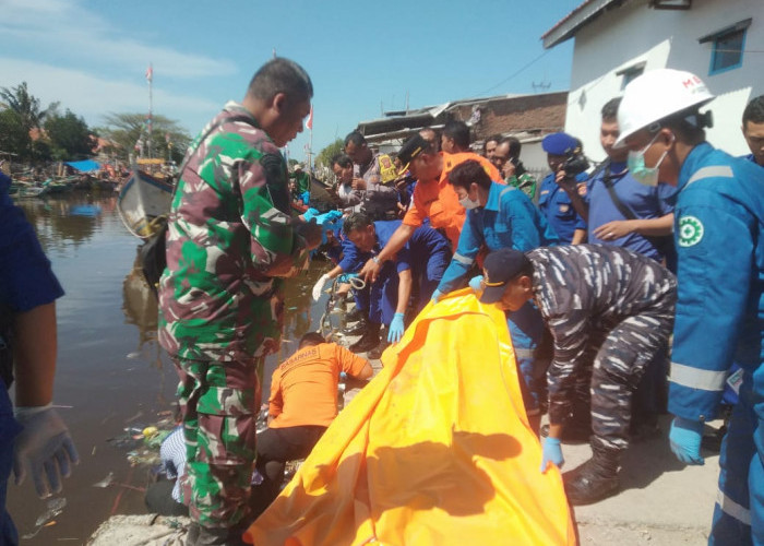Tim SAR TNI AL Cirebon Ikut Temukan Korban Tenggelam di Perairan Laut Cirebon