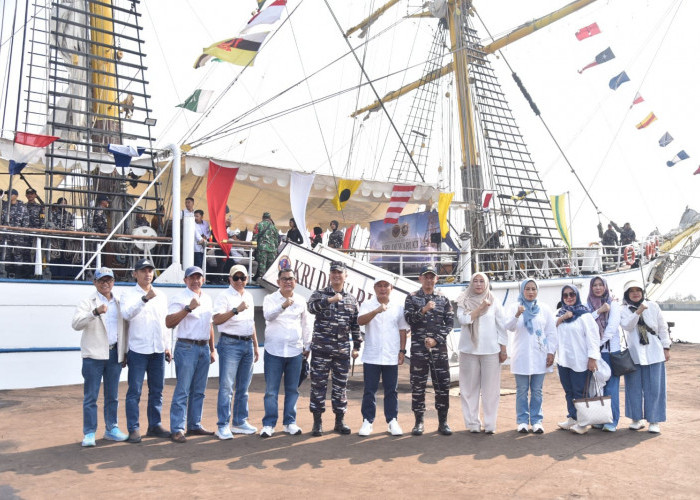 Bupati Kuningan dan Jajaran Pemkab Joy Sailing di KRI Dewaruci, Perkuat Sinergi dengan TNI AL