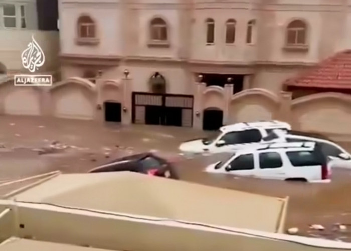 Ya Allah Pertanda Apa, Banjir di Jeddah Arab Saudi, Mobil-mobil Hanyut