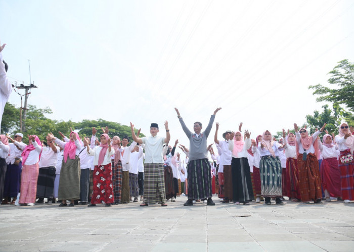 Pemkab Cirebon Pecahkan Rekor MURI Pemakaian Sarung Tenun Terbanyak