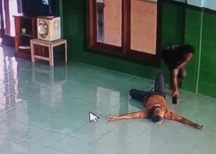 Aksi Pencurian di Dalam Masjid Terekam CCTV, HP Jamaah Hilang Saat Tidur