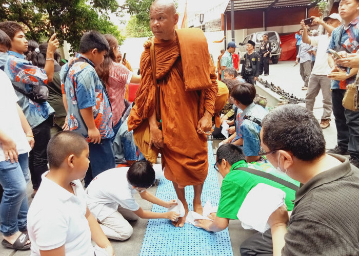 Tiba di Kota Cirebon, 32 Biksu Jalani Prosesi Cuci Kaki