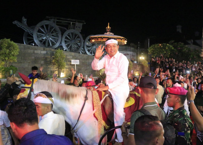 Semarak Kirab Budaya 'Mahkota Bertahta Cinta', Warga Berebut Salami Dedi Mulyadi