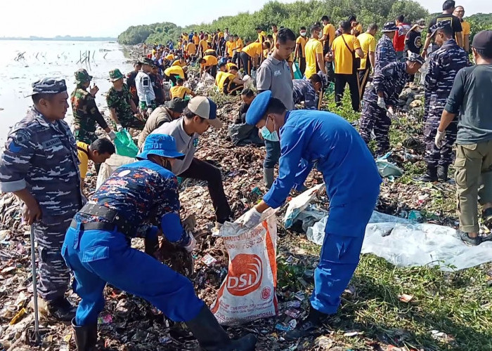 Tindaklanjuti Instruksi Presiden, Pantai Kesenden Cirebon Dibersihkan Massal