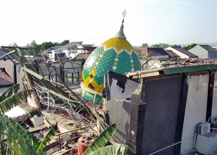 Nampak dari samping bagian atap yang ambruk dari Masjid As Salam.