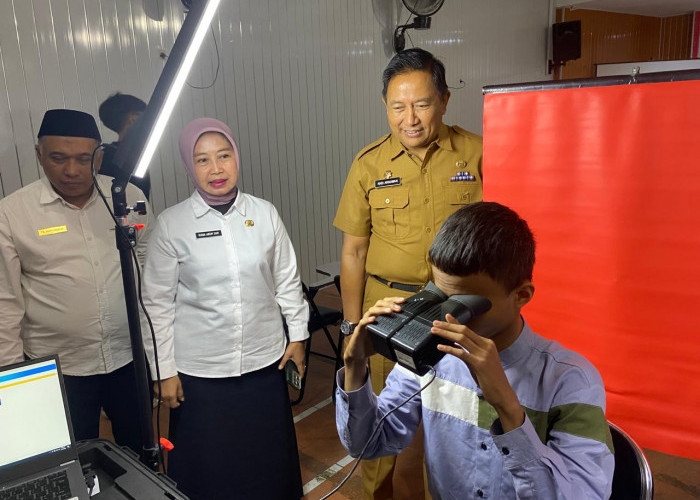 Kemenag dan Disdukcapil Kota Cirebon Jemput Bola Rekam e-KTP Siswa MAN 2
