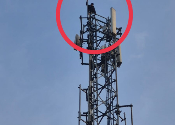 Geger! Remaja di Cirebon Panjat Tower BTS, Ternyata Ini Penyebabnya