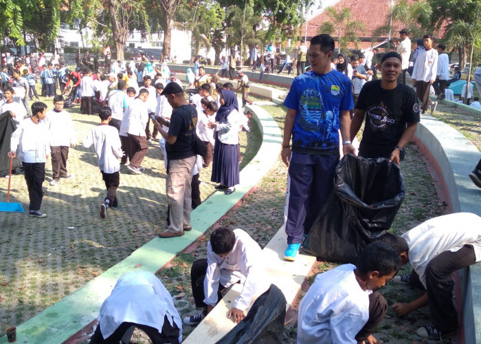 Sambut Milangkala ke 4 Tahun, Payung Suci Ajak Warga Kota Cirebon Bebersih Lapangan Kebumen