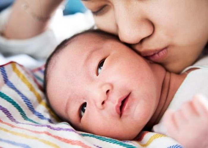 6 Bahaya Jika Mencium Bayi di Sembarang Bagian yang Jarang Diketahui
