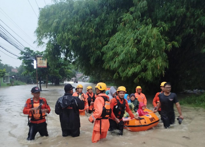 Sungai Cikenis Meluap, BPBD Kota Cirebon Evakuasi Warga Terdampak Banjir di Kalijaga