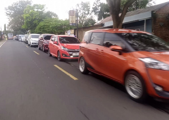 Antrean Kendaraan Mengular dari Ciperna sampai Beber