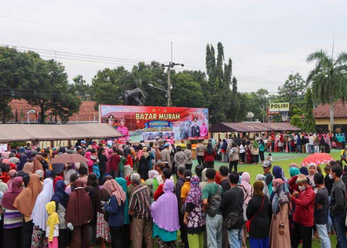 Ratusan Warga Antusias Padati Bazar Murah Ramadan Polresta Cirebon