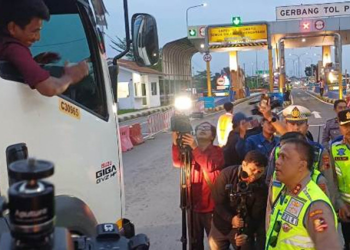 Nekat Mau Masuk ke Tol Pejagan, Sopir Truk Sumbu 3 Langsung Ditegur Kakorlantas 