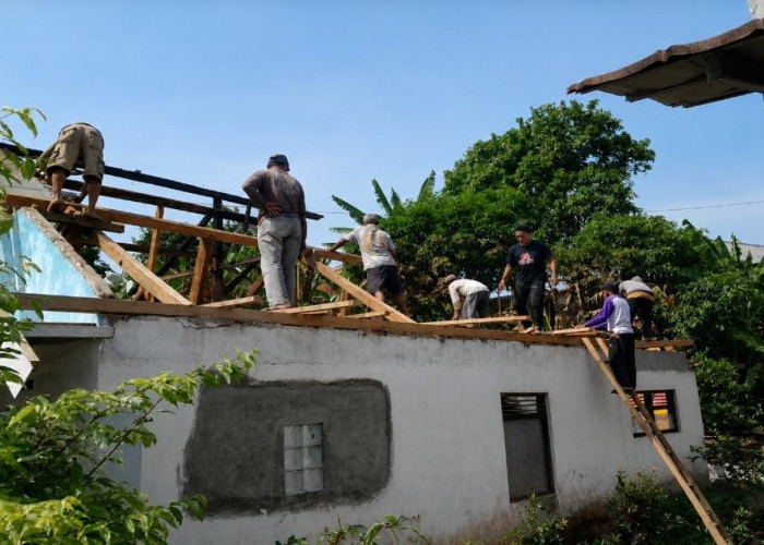 BPBD Kuningan Salurkan Bantuan untuk Lansia Korban Kebakaran di Citapen
