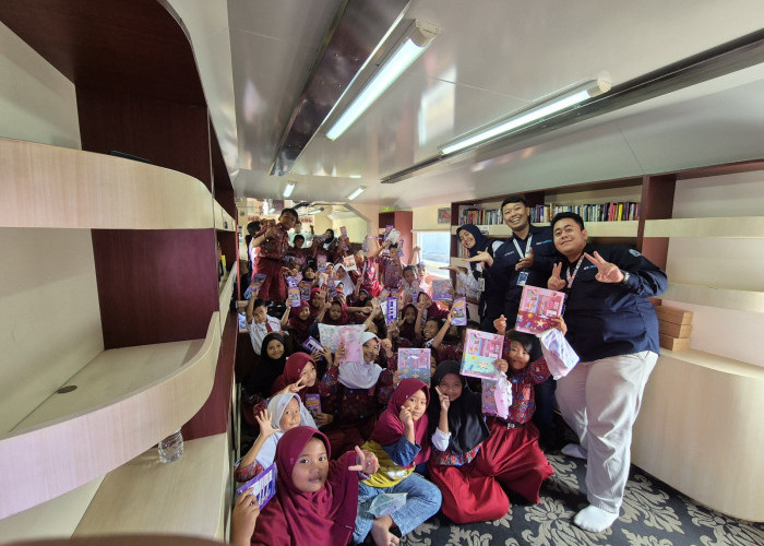 PT KAI Daop 3 Cirebon Ajak Pelajar di Arjawinangun Belajar di Dalam Rail Library