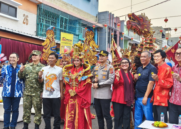 Barongsai-Liong Iringi Peresmian Gapura Pecinan Cirebon, Winaon Mendadak Semarak
