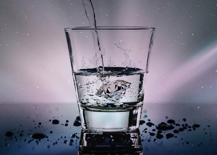 4 Manfaat Minum Air Putih Hangat Setiap Pagi, Racun Dalam Tubuh Pun Minggat