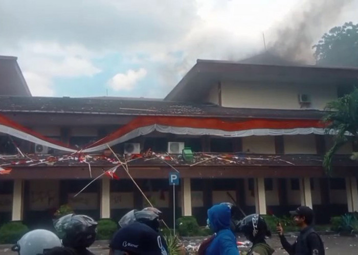 Gedung DPRD Kabupaten Cirebon Turut Jadi Sasaran, Beberapa Fasilitas Dibakar