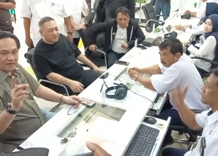 Farhat Abbas Cs mendatangi PN Kota Cirebon Tanpa Titin, Tim Pengacara Saka Tatal Pecah?