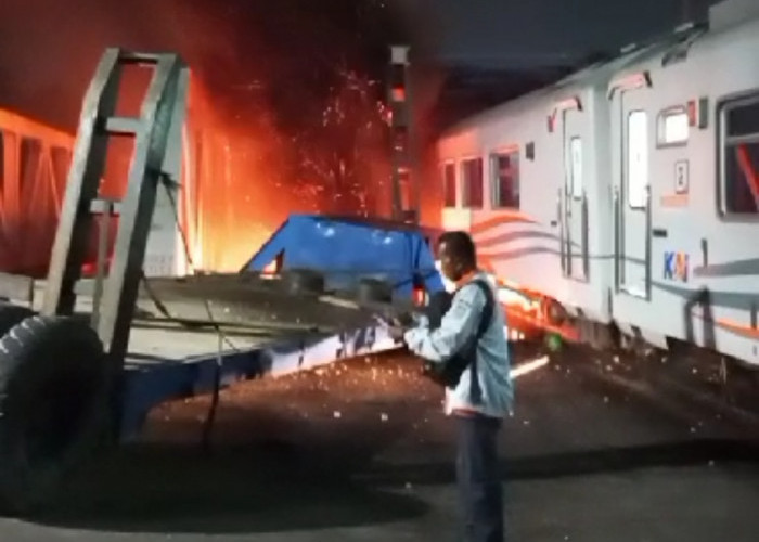 Rangakaian Gerbong Kereta Api Brantas Tengah Dievakuasi, Korban Jiwa Nihil