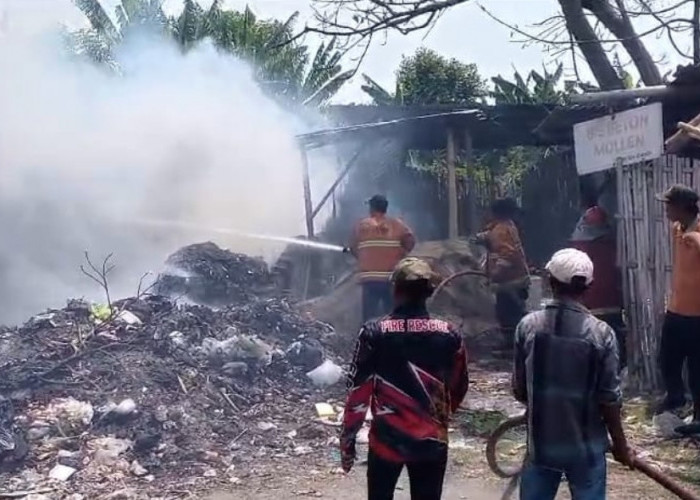 Kebakaran Sampah Merembet ke Rumah Warga di Desa Karangreja Cirebon