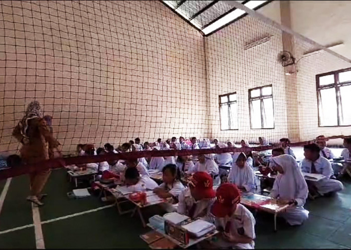 2 Kelas Ambruk, Siswa SD Kedungdawa Cirebon Belajar di Gedung Olahraga 