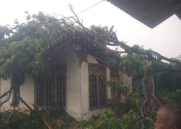 Jumlah Rumah Rusak Akibat Angin Kencang di Kuningan Bertambah 