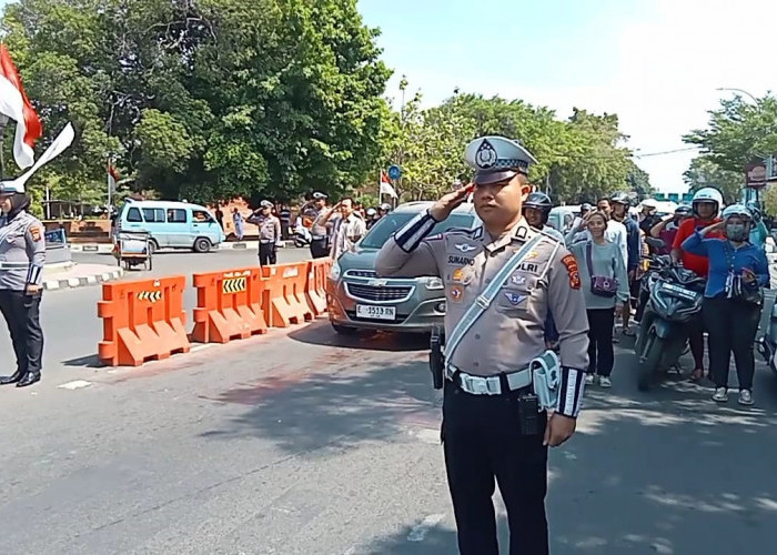 Hormat Grak! Pengendara di Alun-alun Kejaksan Kompak Berhenti